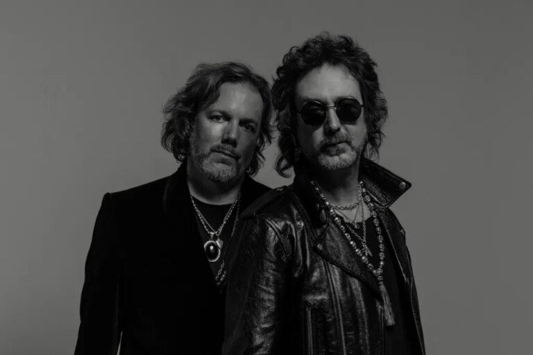 Les Black Crowes partagent leur approche actuelle de la création musicale avec le nouvel album « A Pound of Feathers » : « F— It, Let&rsquo;s Just Keep Going »