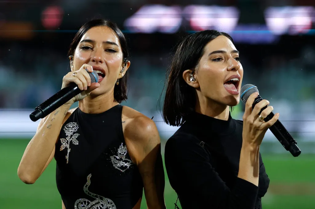 Les Veronicas reprennent '12 to 12' de Sombr pour 'Like A Version' de triple j