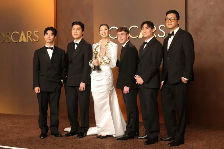 Les auteurs-compositeurs de « KPop Demon Hunters » terminent leurs discours dans les coulisses des Oscars après avoir été joués hors scène