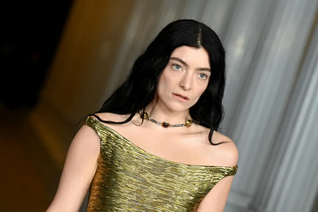 Lorde révèle que son contrat d'enregistrement de 17 ans a pris fin et dit qu'elle est prête pour une « table rase »