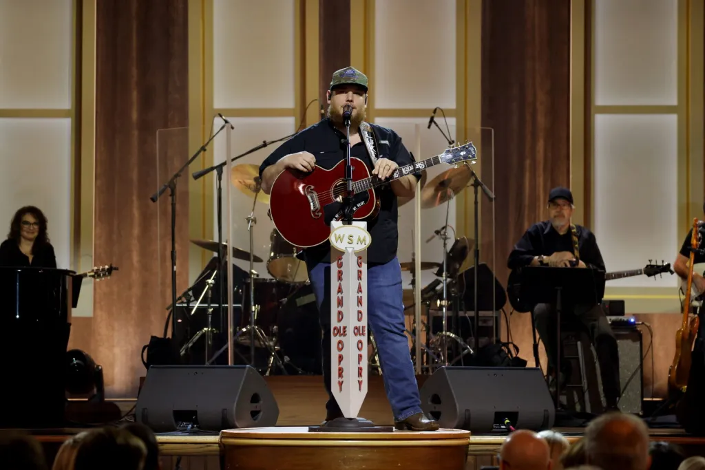 Luke Combs parle de ses rêves de spectacle à la mi-temps du Super Bowl : « Bon sang, ouais, je le ferais »