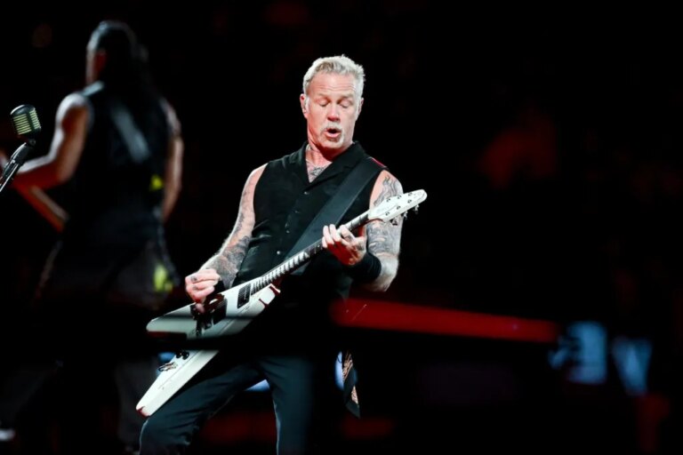 Maître des propositions : James Hetfield de Metallica pose la question à sa petite amie pendant une plongée sous-marine