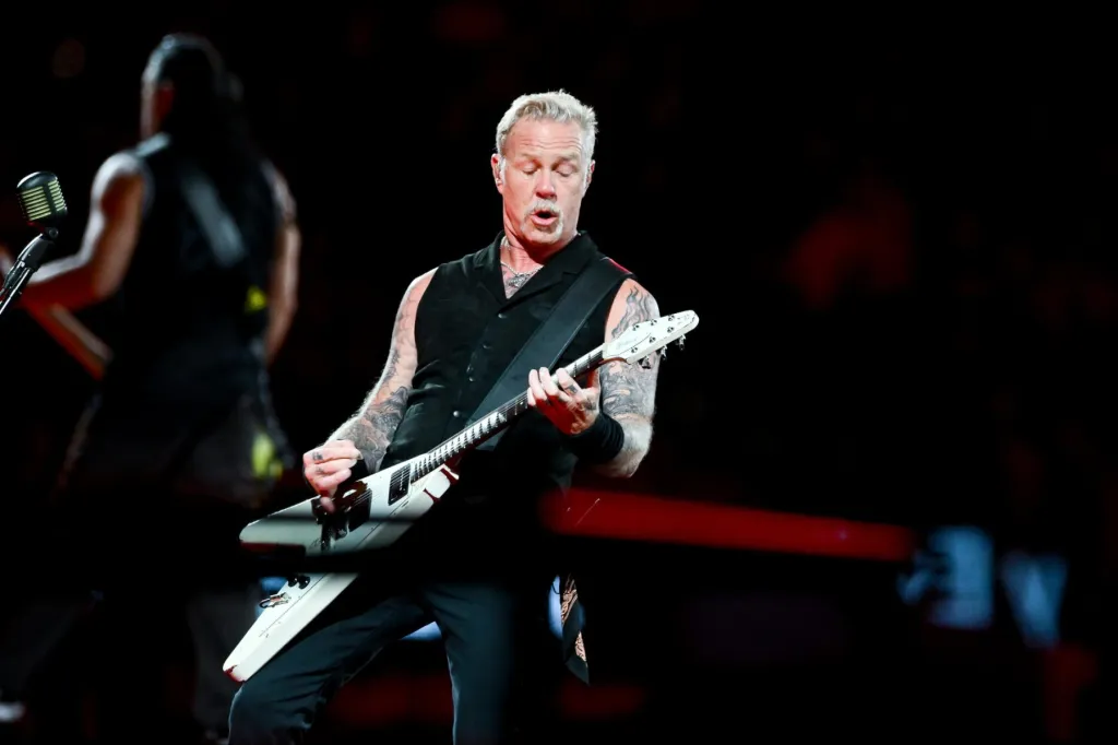 Maître des propositions : James Hetfield de Metallica pose la question à sa petite amie pendant une plongée sous-marine