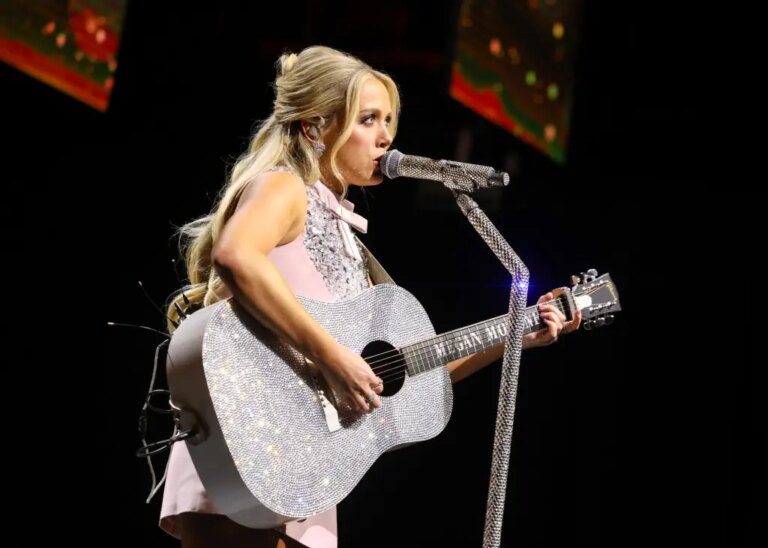 Megan Moroney apporte un avant-goût de sa propre « médecine » au « Tonight Show » : regardez