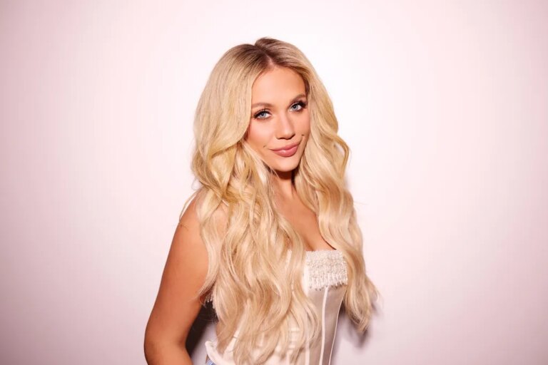 Megan Moroney est « sur Cloud 9 » avec son premier album n°1 au Billboard 200 : « A Dream Come True »