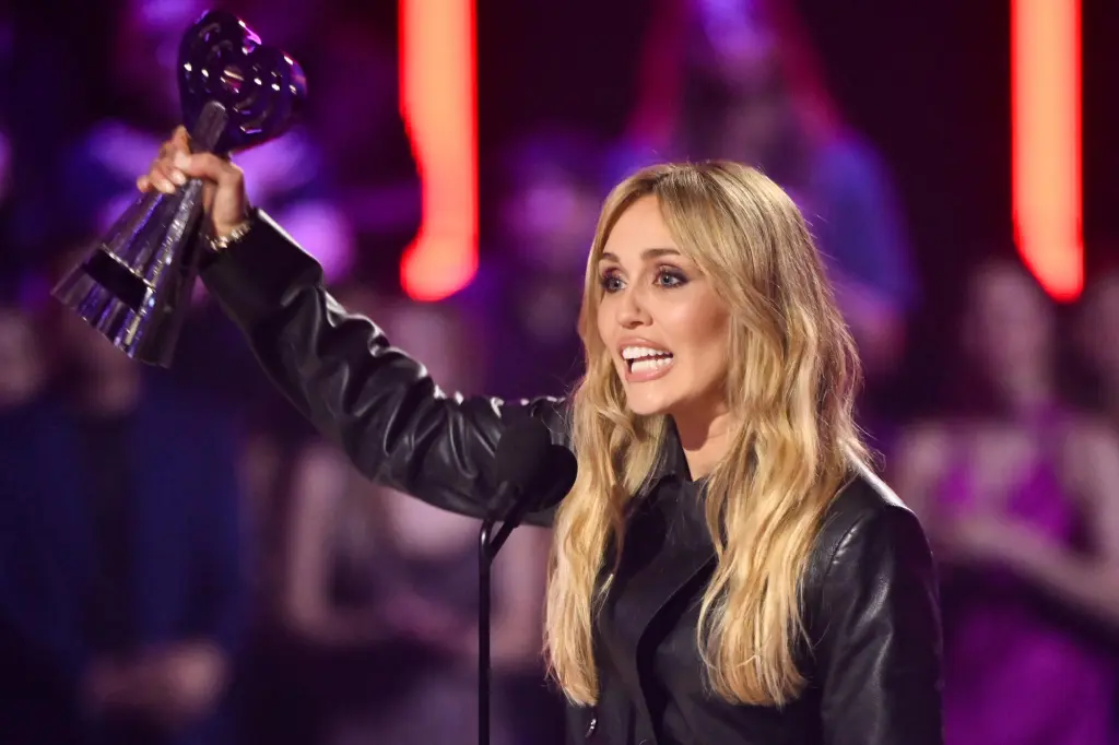 Miley Cyrus reçoit le prix de l'innovateur aux iHeartRadio Music Awards 2026 : "This Is the Life"
