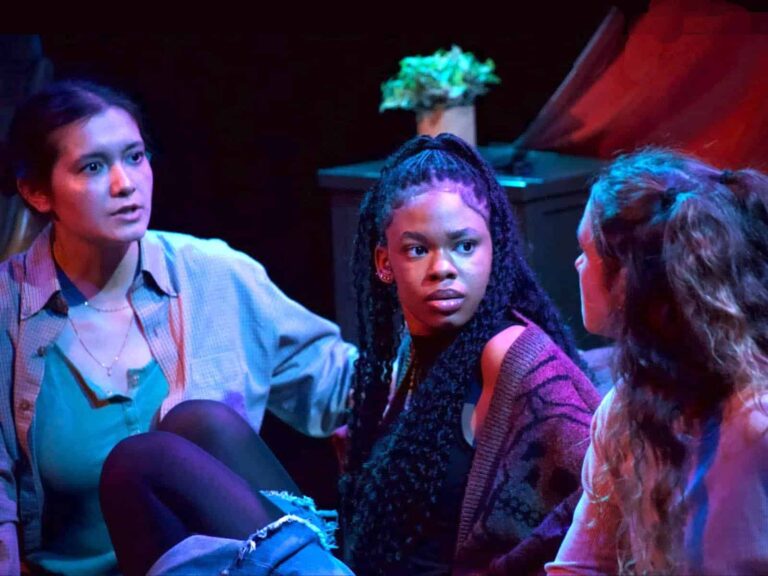 « Pillow Fortress » du Peregrine Theatre est une mise en garde et un réconfort pour les jeunes femmes