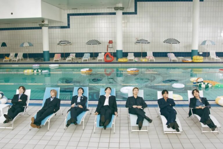 Regardez BTS s&rsquo;habiller pour une journée à la piscine avec la nouvelle vidéo de performance « Live Clip II » de « SWIM »