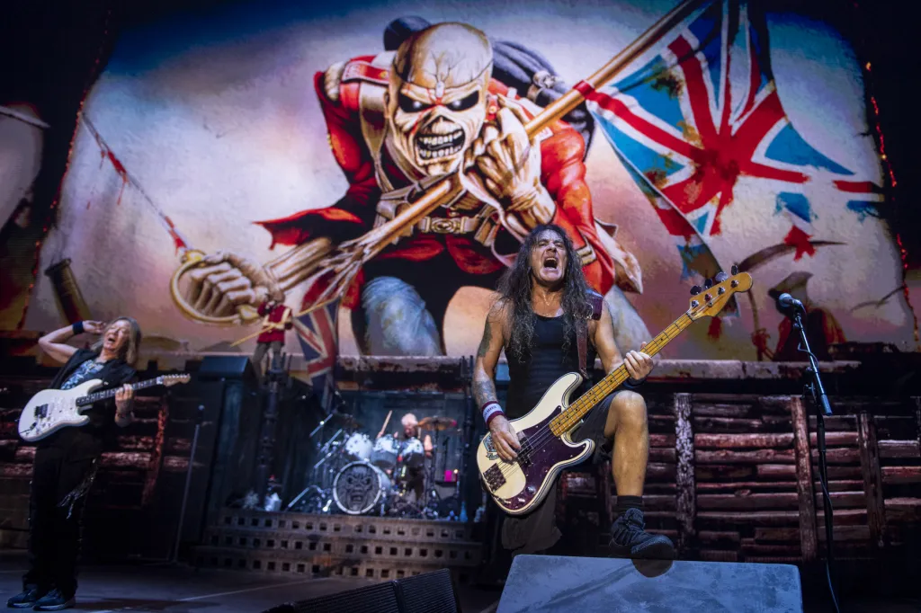 Regardez Tom Morello, Chuck D et Javier Bardem se produire pour Iron Maiden dans la bande-annonce de "Burning Ambition"