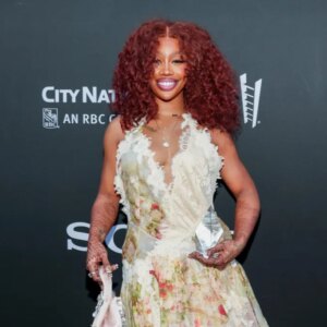 SZA intronisé au Temple de la renommée du New Jersey par Danny DeVito