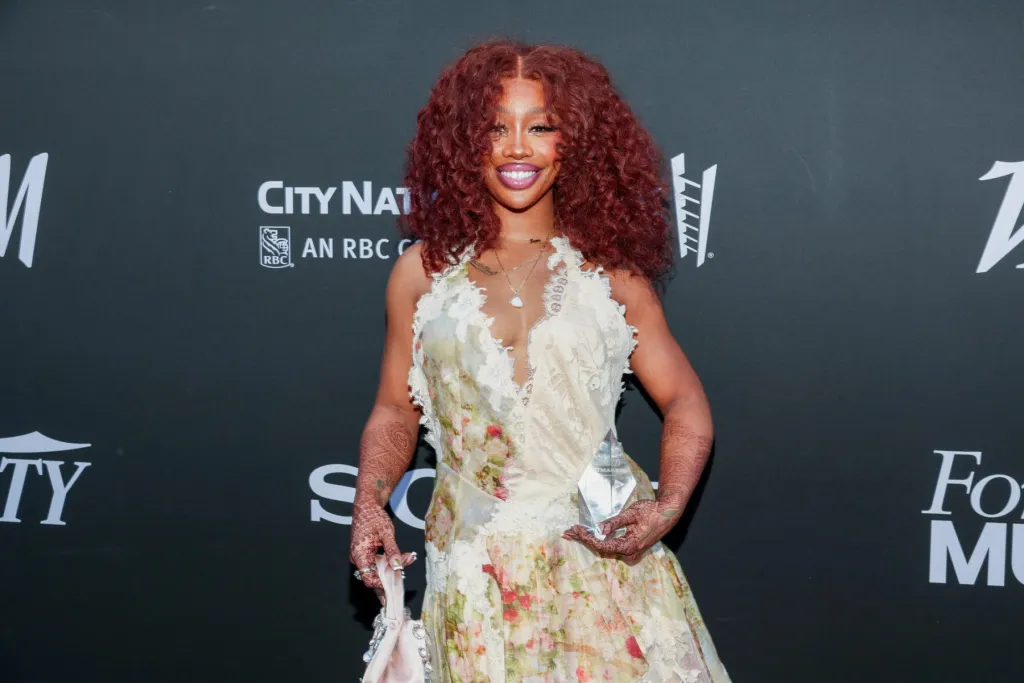 SZA se souvient qu'on lui avait dit qu'elle "ne battrait pas Taylor Swift" dans les charts, mais que "tout est possible"