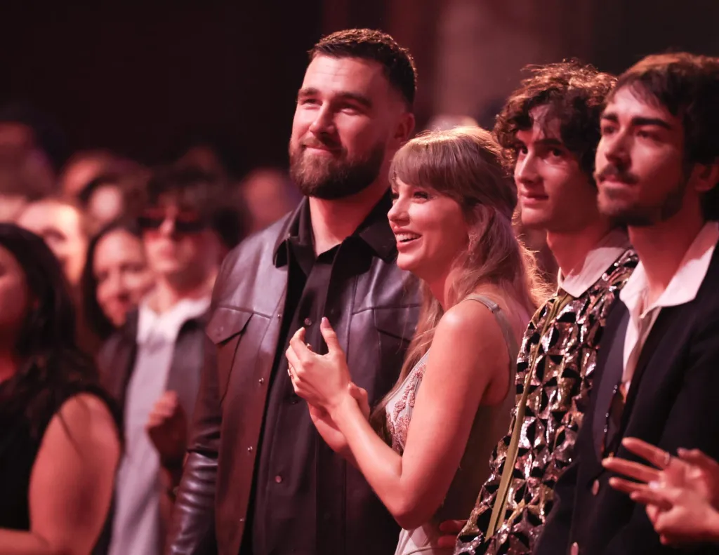 Taylor Swift et Travis Kelce font leurs débuts à la cérémonie de remise des prix aux iHeartRadio Music Awards alors qu'elle crie "Mon fiancé" dans son discours d'acceptation