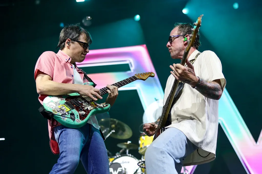 Weezer Play Acoustic Rooftop installé à Venice Beach après l'annonce de la tournée