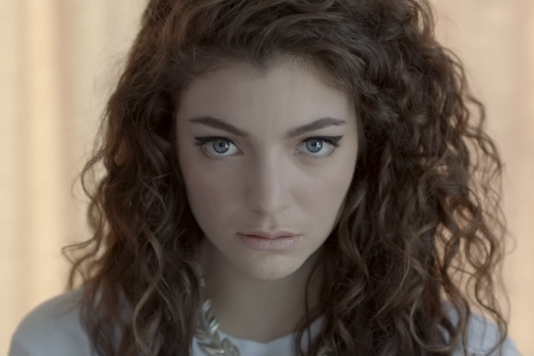 You Can Call Her Queen Bee : le premier single de Lorde, « Royals », rejoint le club des milliards de vues de YouTube