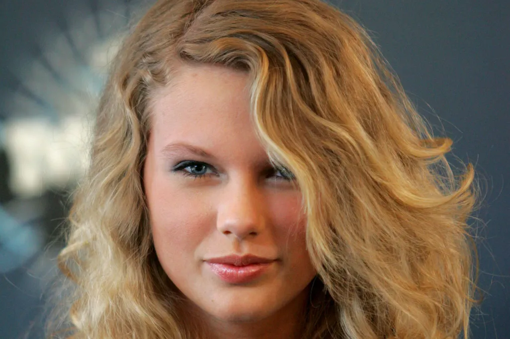 À quoi ressemblait vraiment Taylor Swift en 2006 ? Nous avons demandé à ceux qui la connaissaient avant qu'elle ne devienne la plus grande star du monde