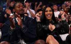 Stefon Diggs et Cardi B sont assis au bord du terrain pendant le premier quart du quatrième match des éliminatoires de la NBA du deuxième tour de la Conférence de l'Est entre les Boston Celtics et les New York Knicks au Madison Square Garden le 12 mai 2025 à New York.