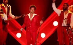Bruno Mars (au centre) se produit sur scène lors des 68e GRAMMY Awards à la Crypto.com Arena le 1er février 2026 à Los Angeles, en Californie. (Photo de Kevin Winter/Getty Images pour la Recording Academy)