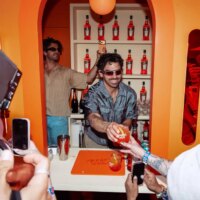 Joe Jonas sur ce qui rend la fête parfaite à Coachella, de Kid Cudi sur la playlist à un Aperol Spritz à la main