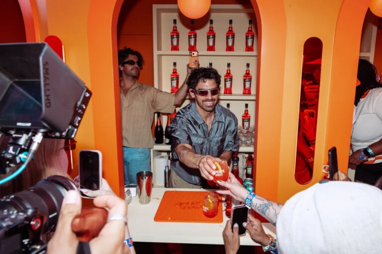Joe Jonas sur ce qui rend la fête parfaite à Coachella, de Kid Cudi sur la playlist à un Aperol Spritz à la main