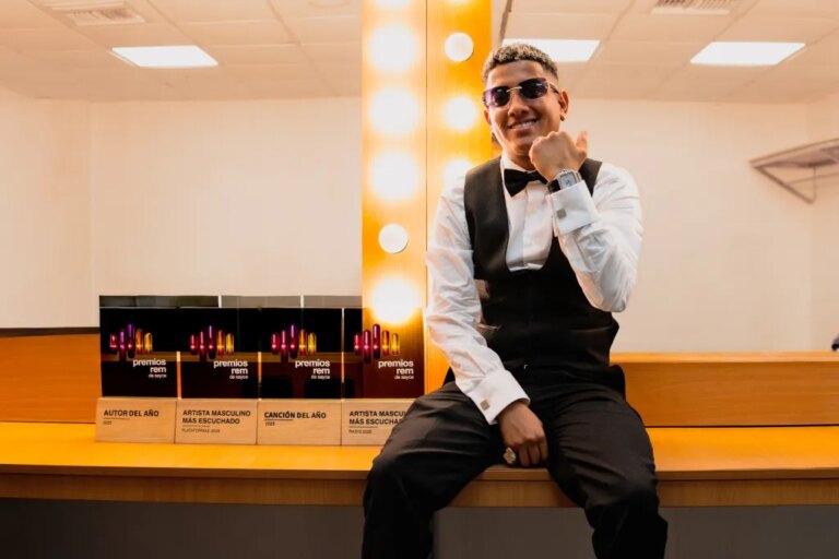 Jombriel remporte gros aux Premios REM 2026 de l&rsquo;Équateur : liste complète des gagnants