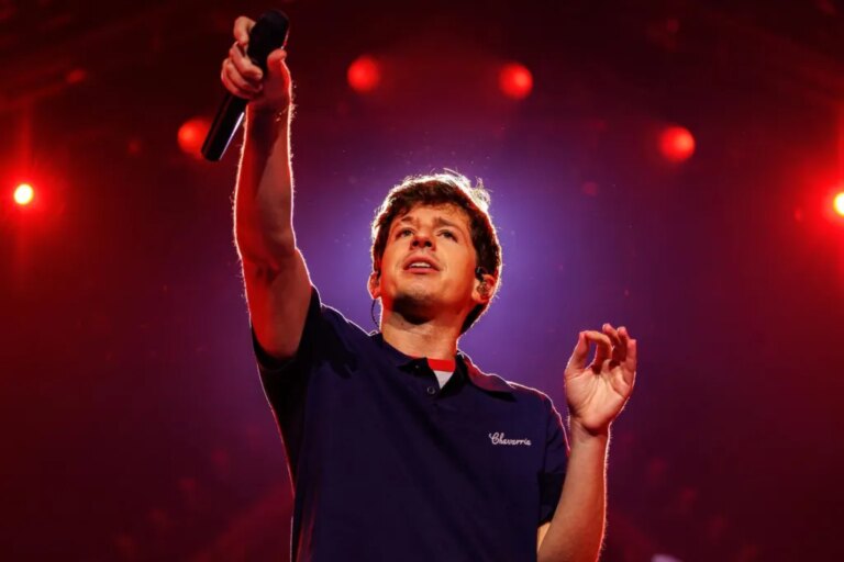 Charlie Puth lance tout ce qui est intelligent ! Tournée avec une setlist couvrant toute sa carrière : chaque chanson qu&rsquo;il a jouée