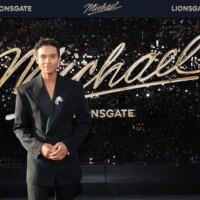 Le catalogue de Michael Jackson bat toujours des records lors de la troisième semaine du biopic « Michael » (et Janet est debout aussi)