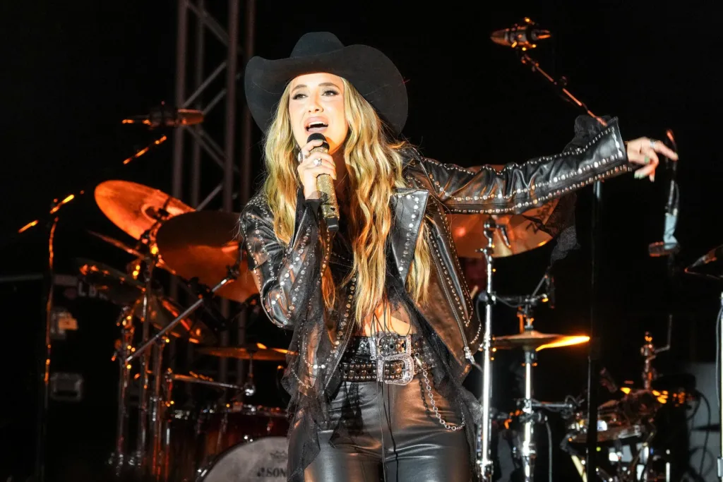 Après un retard dû à des vents violents, Lainey Wilson apporte une tête d'affiche magistrale à Stagecoach samedi soir