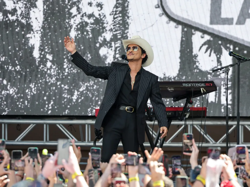 Bruno Mars donne le coup d'envoi de sa tournée romantique à Las Vegas et reçoit la clé du Strip lors du « Bruno Mars Day »