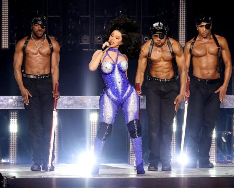 Cardi B dit qu&rsquo;elle a été victime d&rsquo;une fraude par carte de crédit de 60 000 $ : « Je ne joue pas avec mon putain d&rsquo;argent »