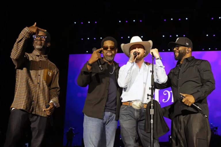 Cody Johnson présente Boyz II Men pour « On Bended Knee » à Stagecoach 2026