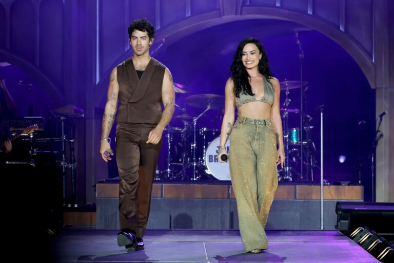 Demi Lovato fait ressortir Joe Jonas pour un duo surprise « Camp Rock » lors de l&rsquo;ouverture de la tournée : « Nous vous avons manqué ? »