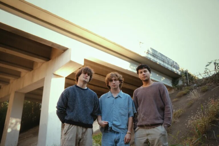 Edgehill obtient son premier Billboard n°1 alors que « Doubletake » est en tête de la diffusion alternative