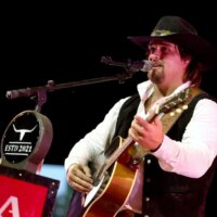 Gavin Adcock critique Zach Bryan pour sa réponse à la plainte en ligne d&rsquo;un fan : « Je ne sais toujours pas comment traiter les fans »