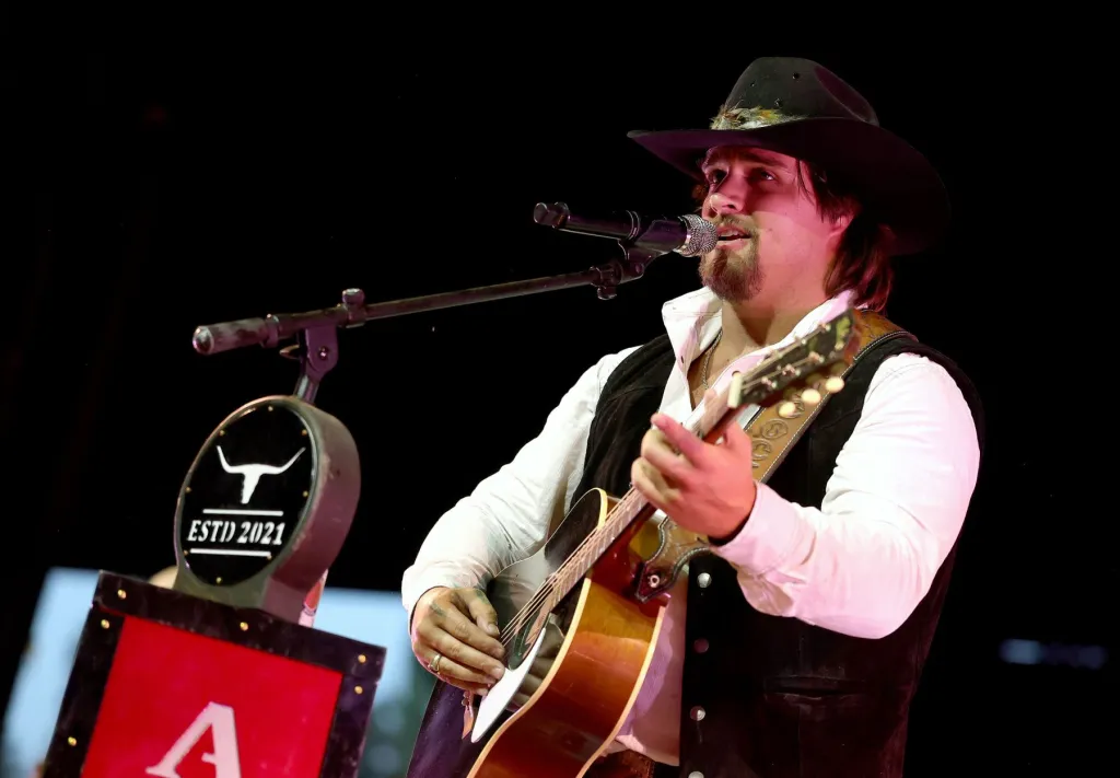 Gavin Adcock critique Zach Bryan pour sa réponse à la plainte en ligne d'un fan : "Je ne sais toujours pas comment traiter les fans"