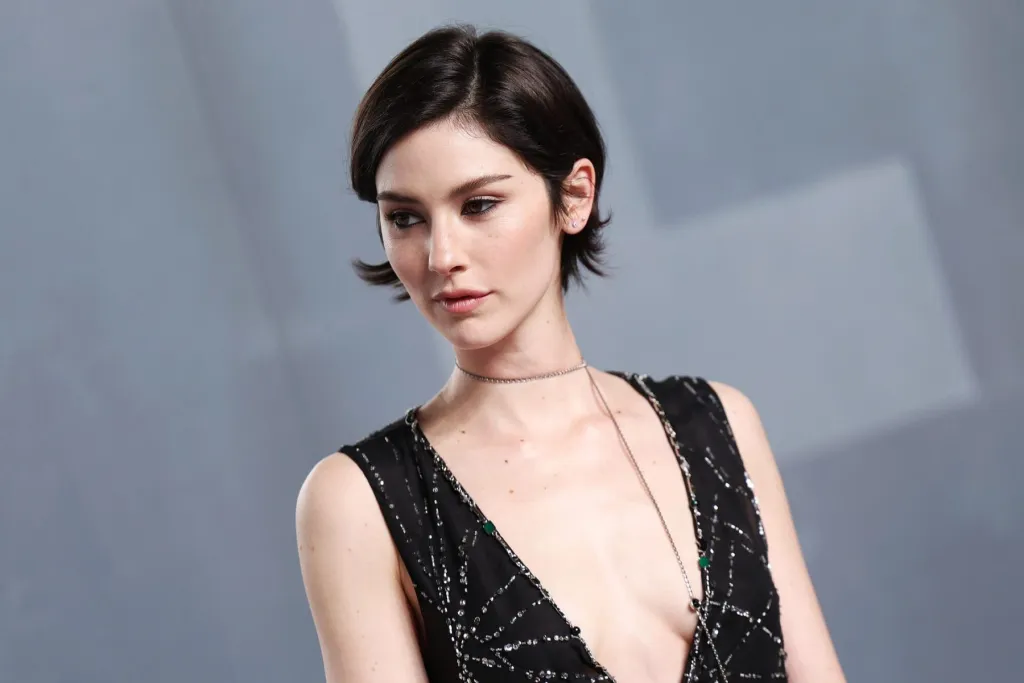 Gracie Abrams présente un extrait de chanson éthérée suivant des indices énigmatiques de « sorcière »