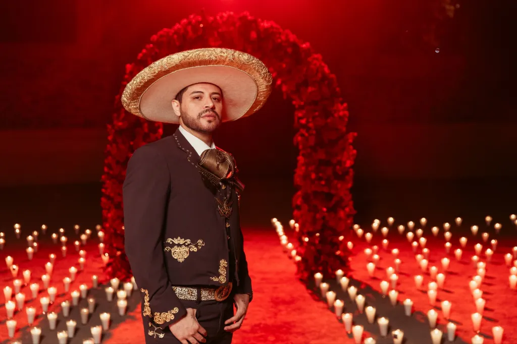Grupo Firme fait ses débuts avec Mariachi avec le profond « Cabrón Y Medio » : regardez