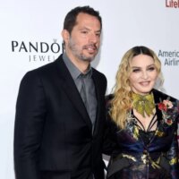 Guy Oseary, manager de Madonna, fait l&rsquo;éloge de Sabrina Carpenter après le tournage de Coachella : « Toujours montré de l&rsquo;amour pour la reine »