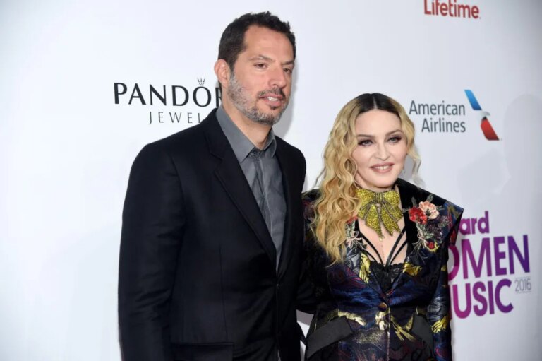 Guy Oseary, manager de Madonna, fait l&rsquo;éloge de Sabrina Carpenter après le tournage de Coachella : « Toujours montré de l&rsquo;amour pour la reine »
