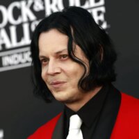 « Donnez une ovation debout à cet homme » : Jack White salue Stephen Colbert après la finale de « Late Night »
