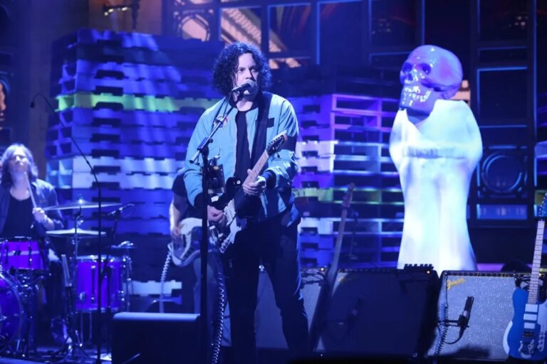 Jack White électrise avec les nouvelles chansons « Derecho Demonico » et « GOD And The Broken Ribs » sur « SNL » : regardez