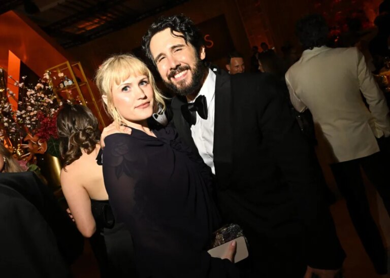 Josh Groban se fiance avec l&rsquo;actrice de théâtre Natalie McQueen à Disneyland : « MON MEILLEUR AMI A DIT OUI !!! »