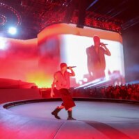 Justin Bieber fait une sérénade à Billie Eilish et en duo avec SZA pendant le set 2 du week-end Coachella rempli d&rsquo;invités