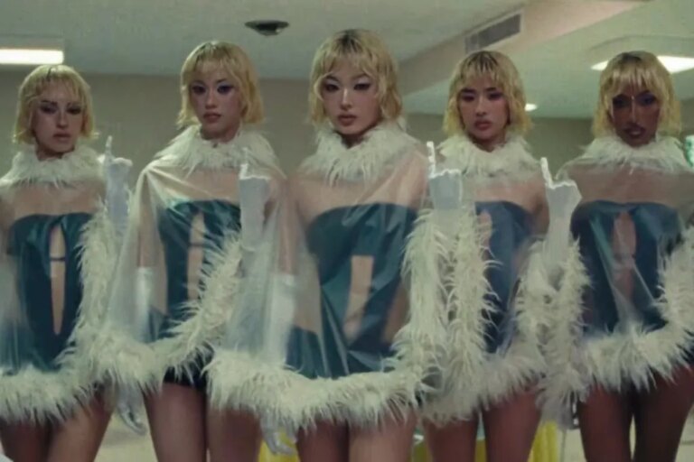 KATSEYE met son « Pinky Up » et va fort dans le club dans la vidéo du nouveau single Hyper Pop : regardez