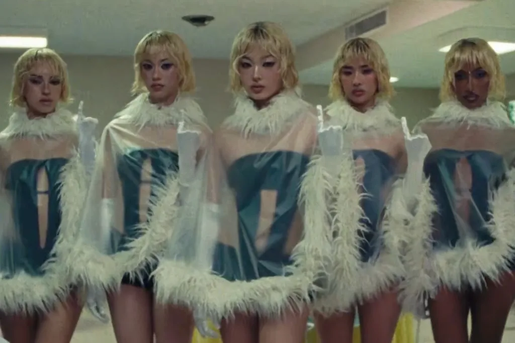 KATSEYE met son « Pinky Up » et va fort dans le club dans la vidéo du nouveau single Hyper Pop : regardez