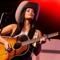 Kacey Musgraves fait appel à de jeunes frères Mariachi détenus par ICE pour un trio de sorties d&rsquo;album