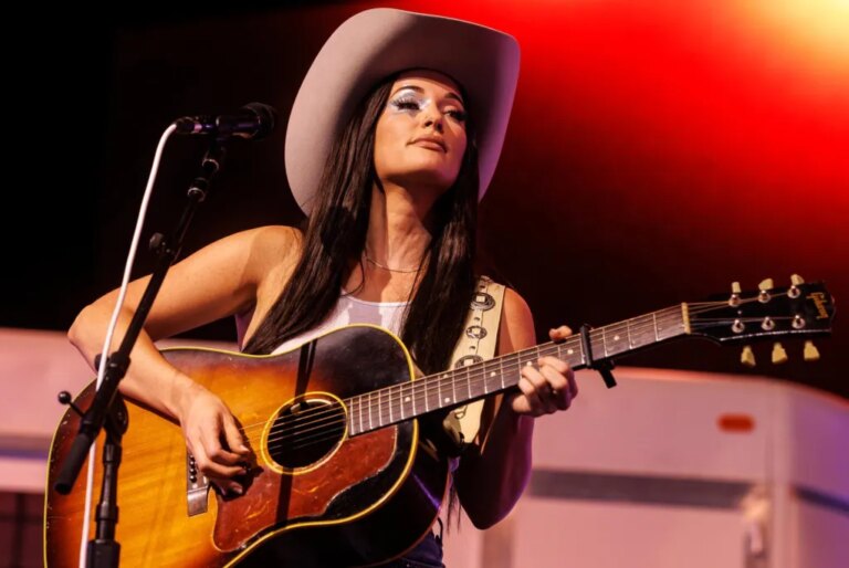Kacey Musgraves fait appel à de jeunes frères Mariachi détenus par ICE pour un trio de sorties d&rsquo;album