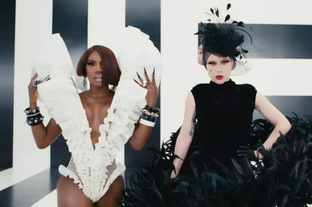Lady Gaga et Doechii sont « nées pour le défilé » dans la vidéo avant-gardiste de la collaboration « Le Diable s'habille en Prada 2 »