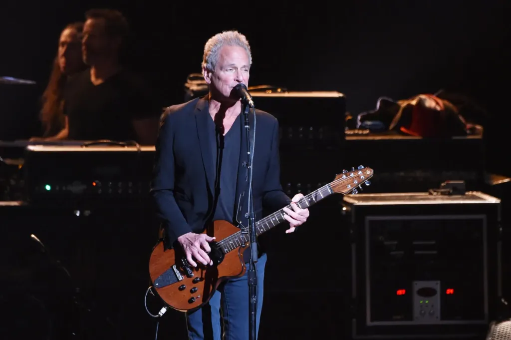 Lindsey Buckingham de Fleetwood Mac attaquée par une femme à Santa Monica, selon les forces de l'ordre