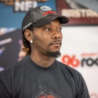 Offset se déploie sur scène en fauteuil roulant pour sa première représentation après avoir été tourné