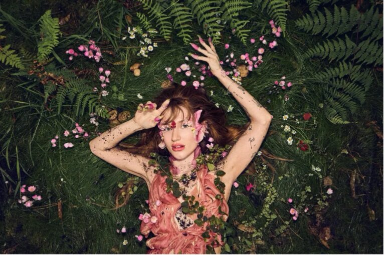 Peach PRC sort son premier album « Porcelain » et partage une nouvelle vidéo pour « Hold It for Her »